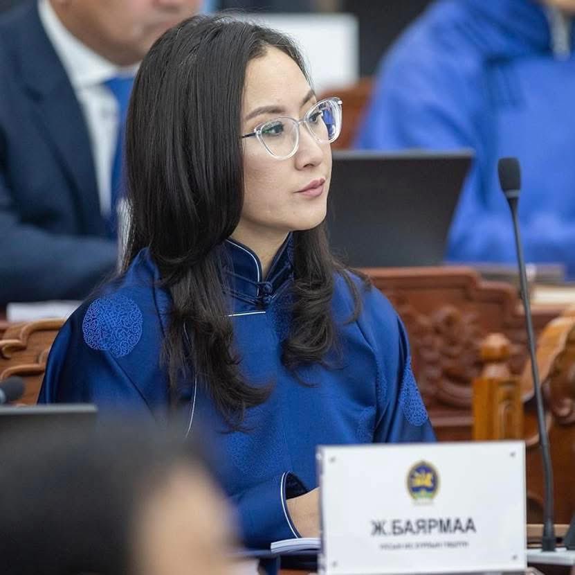 Баярлалаа
Баярмаа
Бахархаж байна чамаар
Эмэгтэйчүүдийн хийдэг улс төр гэж юу байдаг юм гэдэг эрчүүдэд чи ингэж хийдэг юм гэж харууллаа
Эрх мэдлийн өөдөөс яаж зоригтой дуугарч болдгийг үзүүллээ
Эцэст нь УИХ-ын хүч чадал, байр суурийг хамгаалж чадлаа
Гадаа гандталаа жагссан