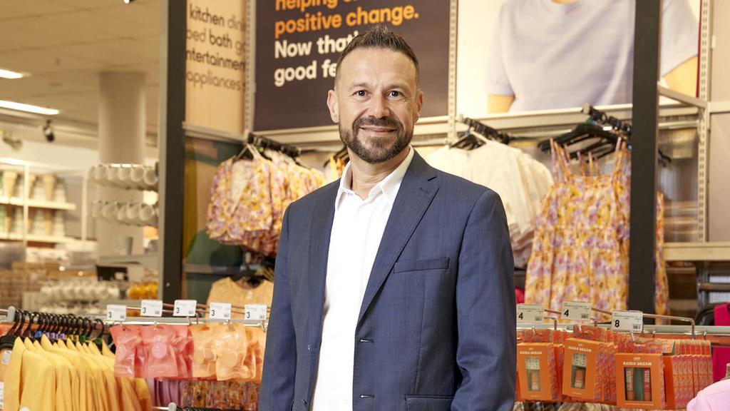 Wesfarmers's tweet photo. Wesfarmers today announced a leadership transition at Officeworks, with Sarah Hunter to step down as Managing Director in August 2025. Ms Hunter will be succeeded by John Gualtieri, the Chief Executive Officer of Kmart and Target.

Read more here: https://t.co/6QzXfzb7q8 https://t.co/NJDTBFANwM