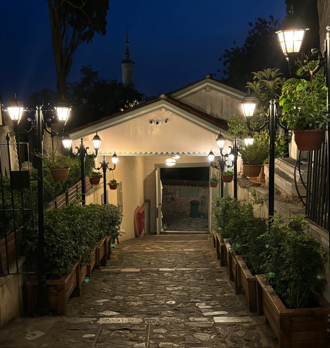 •Kalp durağında durmayan, Hak yolunu şaşırır.