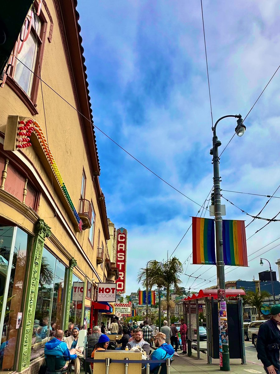 Selene_Vicsu's tweet photo. #PrideMonth y Castro St lo sabe! 🏳️‍🌈

SFO https://t.co/0Vm6IVtK5v
