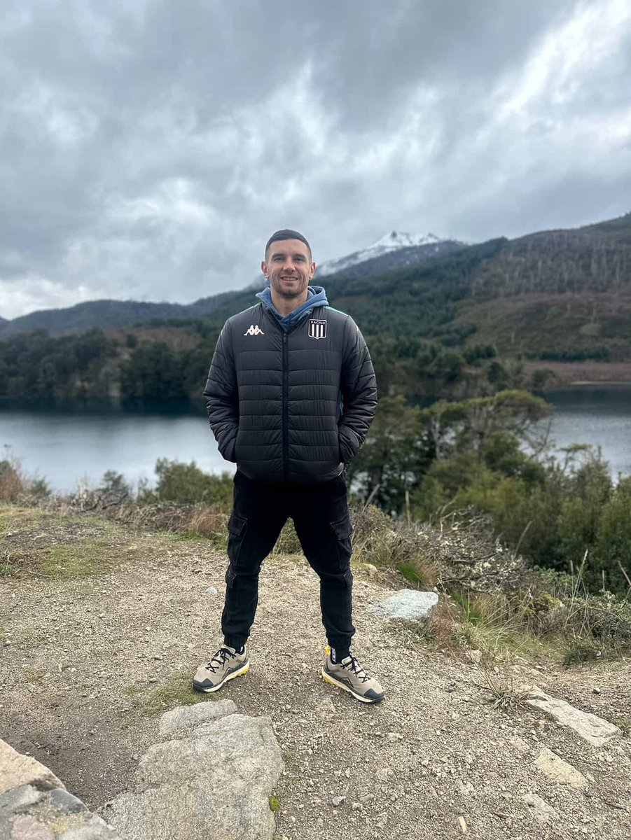 LocademiaRacing's tweet image. Mi 9 usa la ropa de Racing hasta de vacaciones. Mi 9 es increíble.