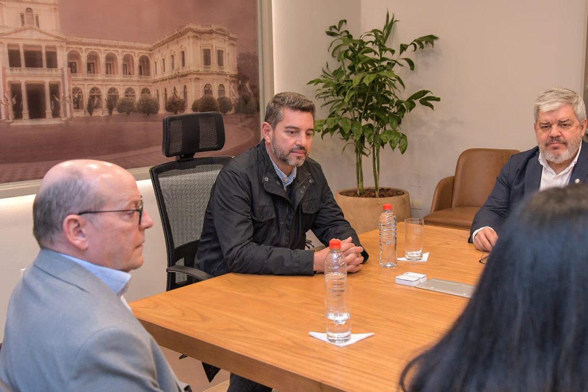 PresidenciaPy's tweet image. El Presidente en ejercicio, Pedro Alliana, junto a los Ministros del Poder Ejecutivo, se reunieron con representantes del Ministerio Público, del Poder Judicial y el Presidente de la Corte Suprema de Justicia, a fin de coordinar acciones y expresar una posición ante el (1/2)
