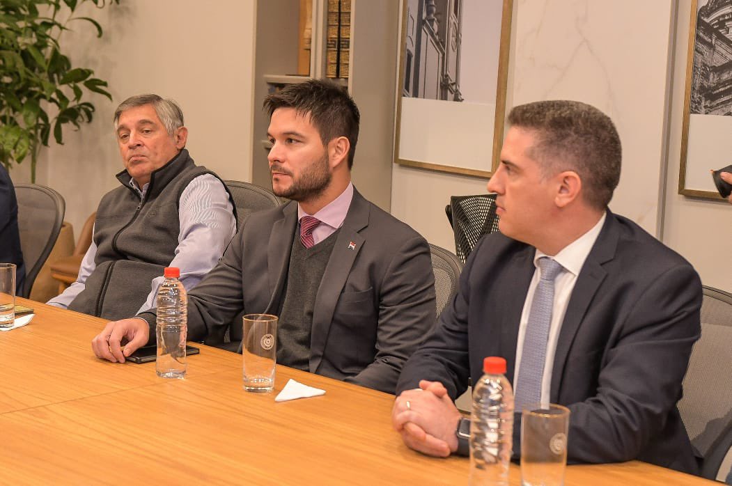 PresidenciaPy's tweet image. El Presidente en ejercicio, Pedro Alliana, junto a los Ministros del Poder Ejecutivo, se reunieron con representantes del Ministerio Público, del Poder Judicial y el Presidente de la Corte Suprema de Justicia, a fin de coordinar acciones y expresar una posición ante el (1/2)