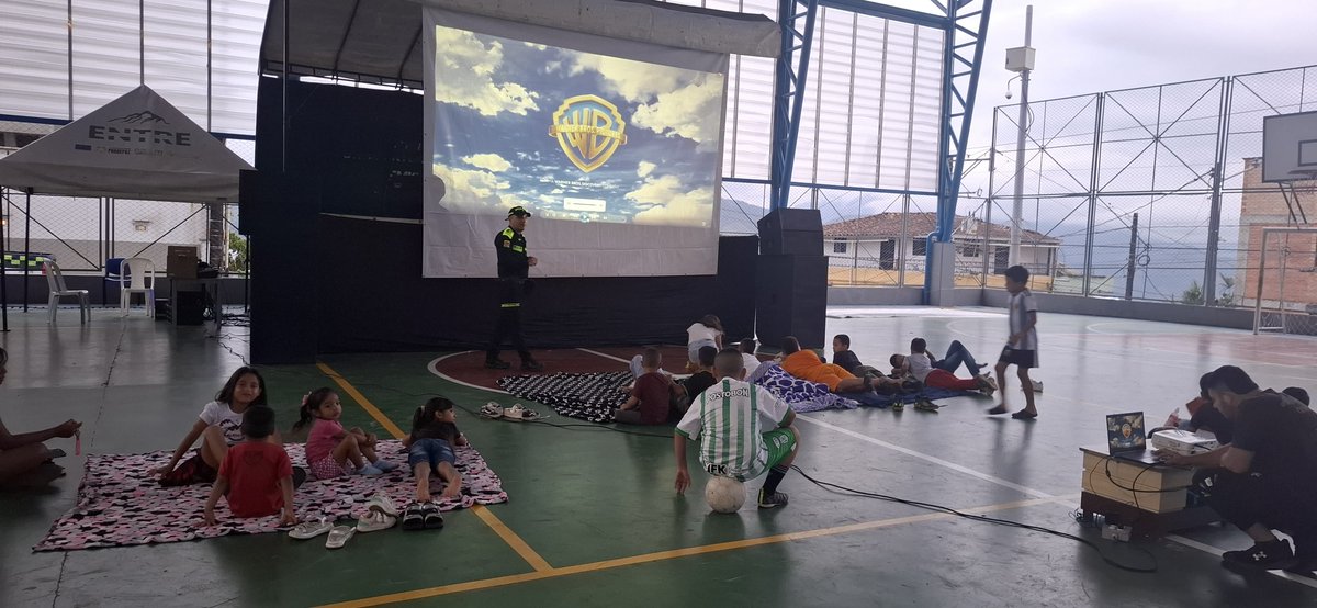 Policiantioquia's tweet photo. 🎬 En #SanFrancisco, nuestra #PolicíaComunitaria realizó una jornada de #CineAlParque, promoviendo espacios de integración, recreación y sana convivencia para niños, niñas y sus familias. Estas actividades fortalecen los lazos entre comunidad y policía.
Seguimos #ActuandoPorAntioquia para construir entornos más seguros para todos. 💚👮♂️ #DiosYPatria