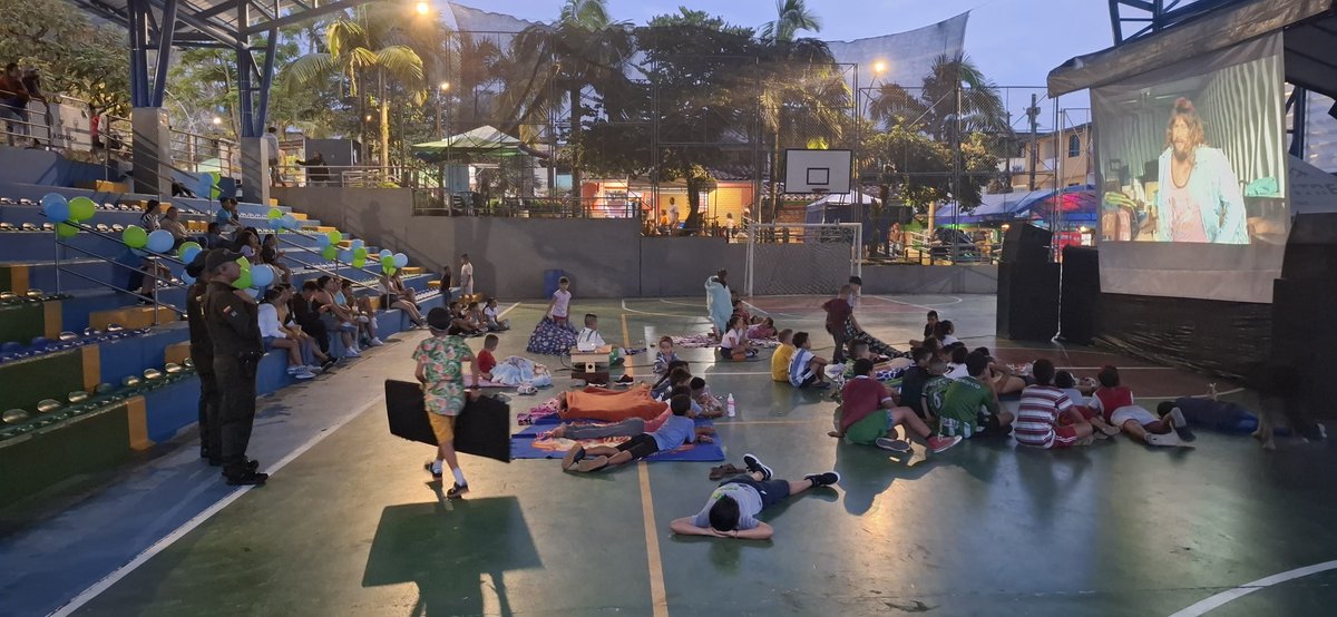 Policiantioquia's tweet photo. 🎬 En #SanFrancisco, nuestra #PolicíaComunitaria realizó una jornada de #CineAlParque, promoviendo espacios de integración, recreación y sana convivencia para niños, niñas y sus familias. Estas actividades fortalecen los lazos entre comunidad y policía.
Seguimos #ActuandoPorAntioquia para construir entornos más seguros para todos. 💚👮♂️ #DiosYPatria