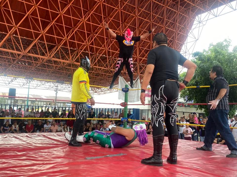 LaTijeraLucha's tweet photo. La segunda lucha de la #CaravanaSuperTarin en el festejo del Santo de la Asunción, aplica el mismo “colmillo” que Los Colombianos: #JabaliJr, #FuerzaColombiana y #ElMiserable aplicaron, ya que fingieron un faul que les regresaron #SieteRayo, #Lucky y #Clexus... https://t.co/QvLixHfKZm