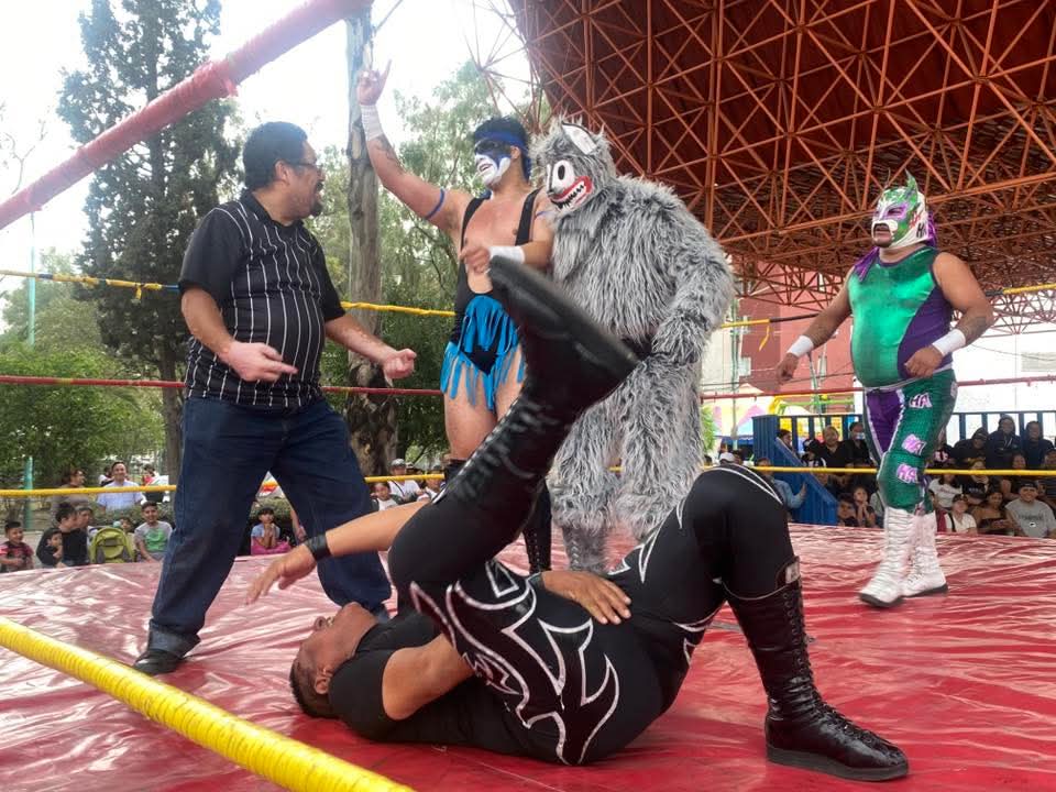 LaTijeraLucha's tweet photo. La segunda lucha de la #CaravanaSuperTarin en el festejo del Santo de la Asunción, aplica el mismo “colmillo” que Los Colombianos: #JabaliJr, #FuerzaColombiana y #ElMiserable aplicaron, ya que fingieron un faul que les regresaron #SieteRayo, #Lucky y #Clexus... https://t.co/QvLixHfKZm