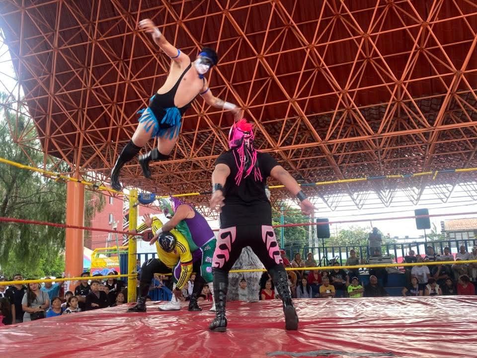 LaTijeraLucha's tweet photo. La segunda lucha de la #CaravanaSuperTarin en el festejo del Santo de la Asunción, aplica el mismo “colmillo” que Los Colombianos: #JabaliJr, #FuerzaColombiana y #ElMiserable aplicaron, ya que fingieron un faul que les regresaron #SieteRayo, #Lucky y #Clexus... https://t.co/QvLixHfKZm