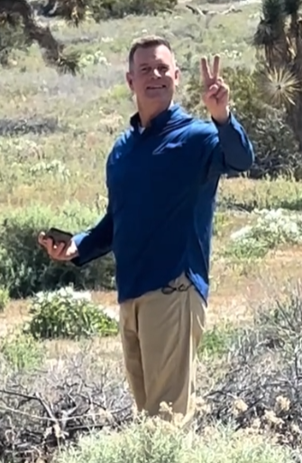 Mnxeu's tweet photo. I always wonder what Peter Krause does with all the pictures & videos he takes on his phone, because he has no social media to post them to but is always taking pics ๐ He's so cute #911twt #911onABC #911abc #BobbyNash #PeterKrause #AdamBraverman #NBCParenthood #Parenthood https://t.co/WhvOU8lLh4