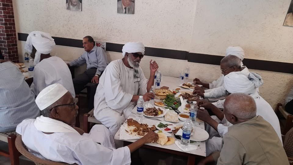 من بريد القراء
زيت مطعم صاج السمك - الدفعة 23 الجيش
اديك الزيت السماسره في مطعم النيلين في الدقي شغالين في فيلا بسعر ٥ مليون دولار وعزمو الناس الفي المطعم جت وجبه ودفعو القروش (المشتري زغاوي تابع للحركات جاي من بورسودان يوقع وراجع طوالي حسب ونستم من المطعم للمطار)