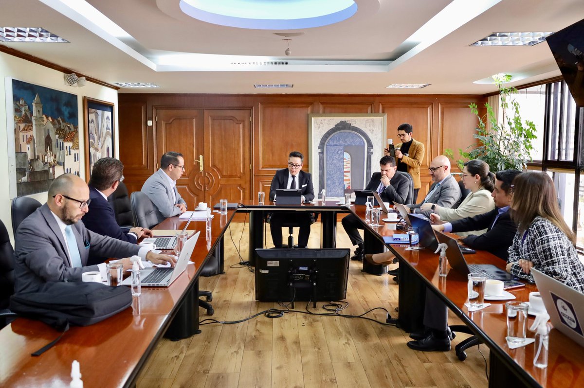 📍El presidente del Directorio de BanEcuador, Francisco Miño, mantuvo un encuentro con autoridades de la Superintendencia de Bancos y del Banco Nacional de Fomento en liquidación, para tratar temas relacionados con la gestión operativa en las provincias de Manabí y Guayas. 

El