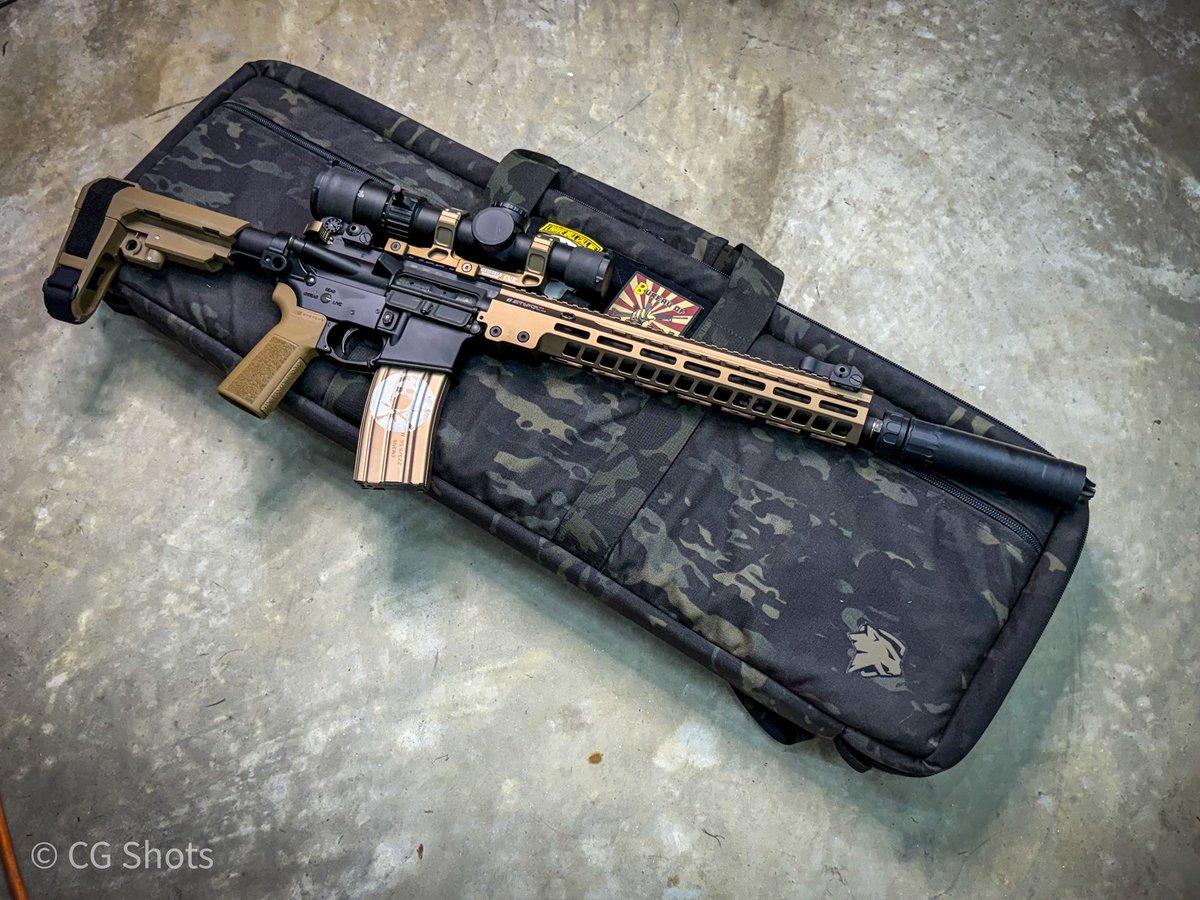 christian_grest's tweet photo. Loving this 2-tone @geissele setup! Contrasts awesome with black multicam on my @lynxdefense rifle bag. #geissele #geisseleallthethings #lynxdefense #ruggedsuppressors #b5systems #arkenoptics #brownells #brownellsinc #bureauofpropaganda https://t.co/4txykzSSnx