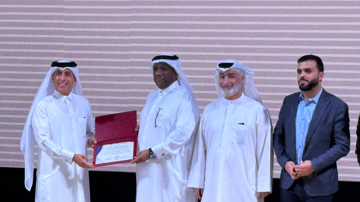 ummalqorapsb's tweet photo. تكريم مدرسة أم القرى الابتدائية للبنين
لمشاركتها الفاعلة والمتميزة في برنامج قادة الابتكار الفوج الأول
بحضو�� سعادة وزير التربية والتعليم والتعليم العالي
وسعادة وكيل الوزارة الدكتور إبراهيم النعيمي https://t.co/ONrlXwrjQn