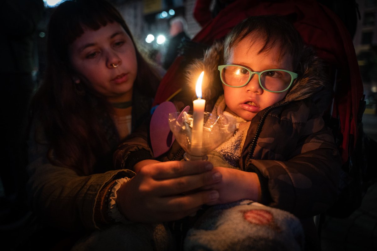 Grito_delSur's tweet photo. 🕯 Residentes, administrativos, familias, becarios, médicos, investigadoras y toda la comunidad del Garrahan salieron a la calle en una marcha de velas en reclamo de respuestas por parte del gobierno libertario. 

📸 @cronistato https://t.co/IULK6ZeHqs
