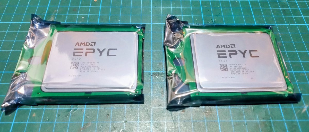 La Ley de Moore en toda su brutalidad.

Dos procesadores para #Serafin de <a href="/UNCSupercomputo/">UNC SUPERCÓMPUTO</a>.

Pagamos 160 USD cada <a href="/AMDServer/">AMD EPYC</a> EPYC 7532. Precio de compra Q4'2020: 1500 USD, precio de lista: 3000 USD.

~5 años, ~9.3x menos de precio de compra, ~18.75x menos en precio de lista.