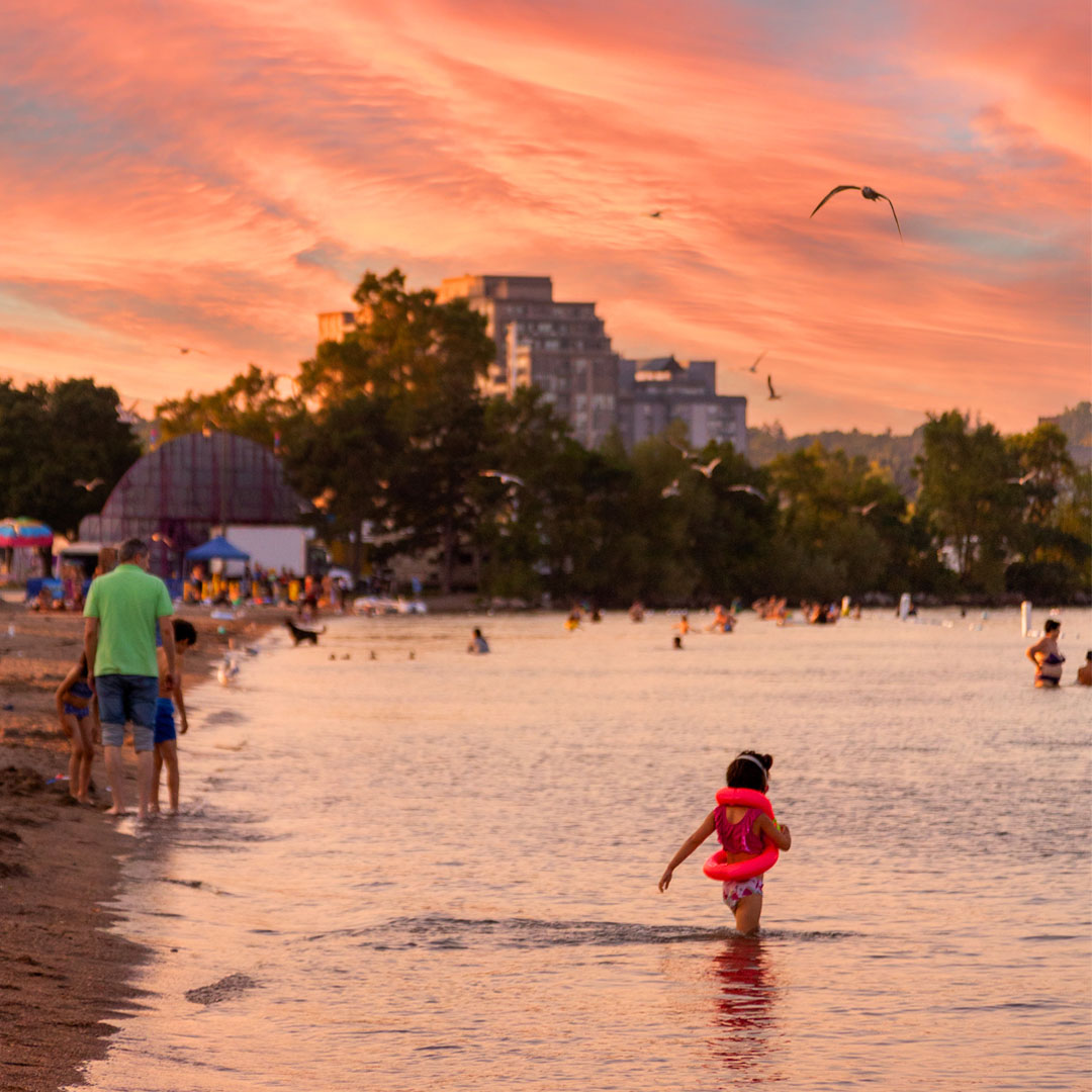 🌅 Golden hour, #Barrie edition! When the sky puts on a show like this, all you can do is pause and take it in. From waterfront benches to hillside views, Barrie sunsets hit different.

📍 Centennial Beach, Barrie

#VisitBarrie #BarrieSunset #BarrieViews #GoldenHour