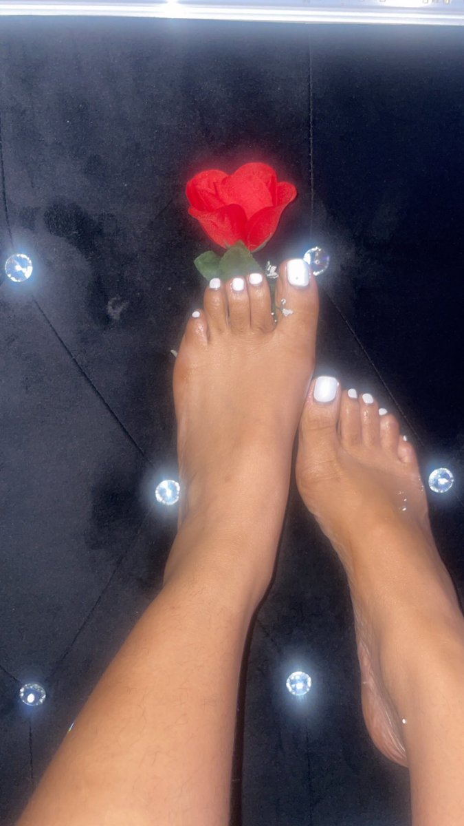 Queensof_hearts's tweet image. Pretty white toes❕❕🤍#feetِ  #feetfetısh #feetworshi̇p #Feet #footfetısh