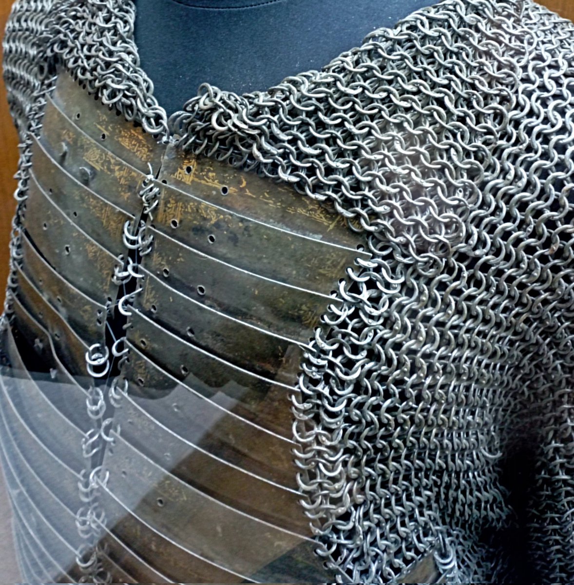 Cevşen detayı. 

Cevşen gibi plaka ve zincirin ortak kullanıldığı zırhlarda en sorunlu ve kafa karıştırıcı kısım, dikey ve paralel yönlü parçaların birleştirilmesi aşamasıdır. Dışarıdan bir gözle zırhlara bakıldığında bu husus hiç akla gelmez fakat iş yapmaya geldiğinde "ben şuan