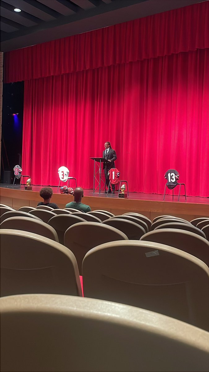 Here at Weiss HS for new head coach Malcolm Hill’s introductory press conference. 

“This is an incredible opportunity that I don’t take for granted.”

statesman.com/story/sports/h…