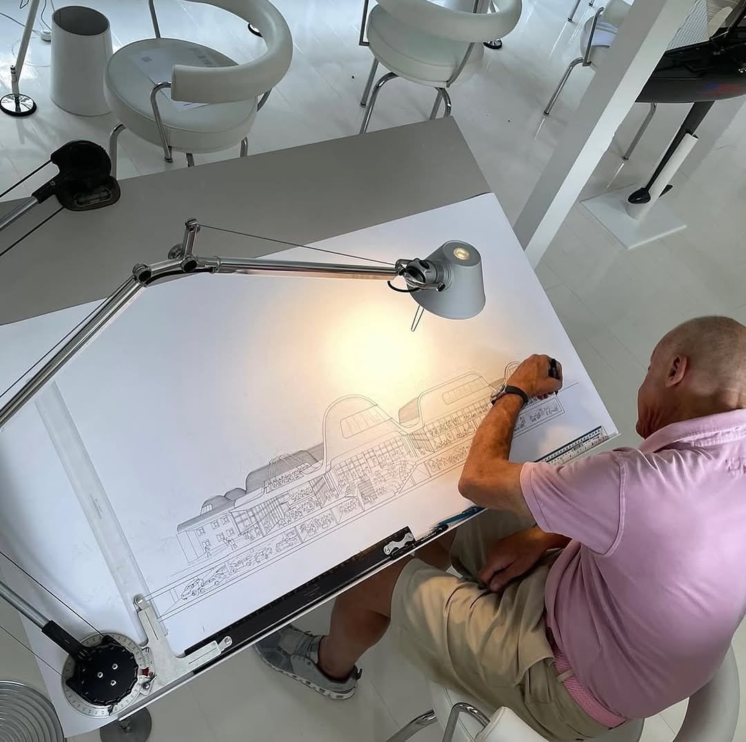 Sir Norman Foster a sus 90 años todavía dibuja a mano ... ¿Qué les parece ?