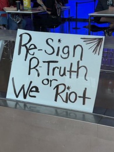 FadeAwayMedia's tweet photo. THE R TRUTH SIGNS ARE IN FULL FORCE TONIGHT 

YOU LOVE TO SEE IT 🔥

(#WWERAW Via @TribalShredder1) https://t.co/eMBymLWW6y