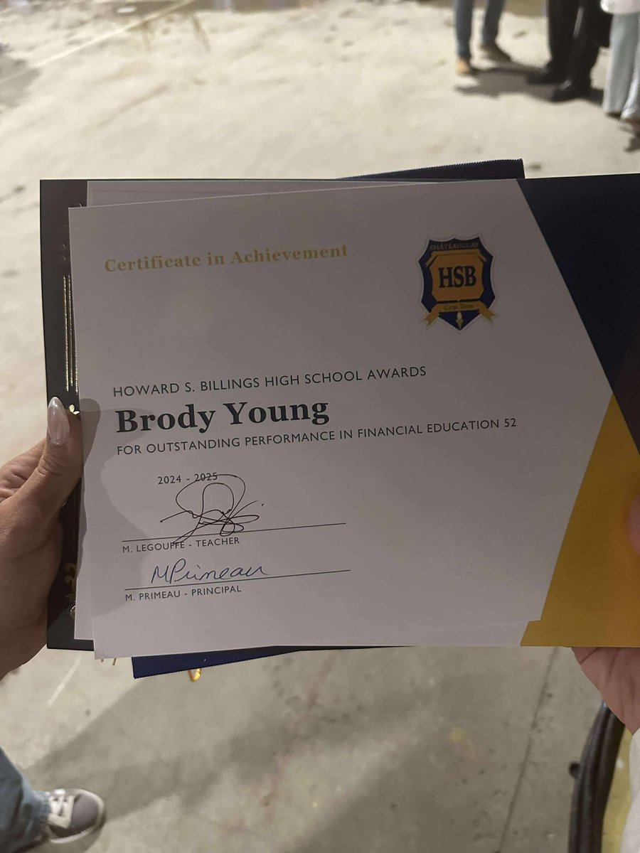 brodyyoung01's tweet photo. Graduated Highschool in Quebec with 
-4.0 GPA  90% AVG 
-Hockey OPOY
-Football award of a Bursary  
-Dedication Award 
-Lacrosse DPOY
-Athlete of the year 
-Achievement Award in 
-FINANCE 
-PHYSICAL EDUCATION 
-VISUAL ARTS 
-BIG B 200+ Points in sports 
-Small B 150+Points https://t.co/2TBY5gcTue