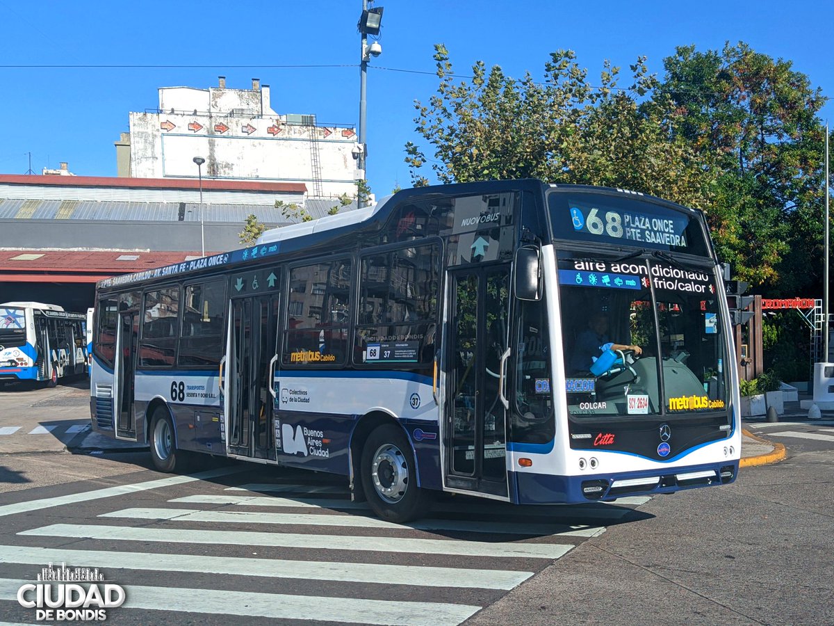 CiudadDeBondis's tweet photo. Porque la carrocería mas vista en la #Linea68 es por lejos, #Nuovobus.
El corte "neoclásico" tiene cosas propias y ajenas: lo propio, es que mantiene su tipografía en internos y destinos, no así en el número de línea. Lo ajeno: los fileploteos. https://t.co/lapcdKw5C2