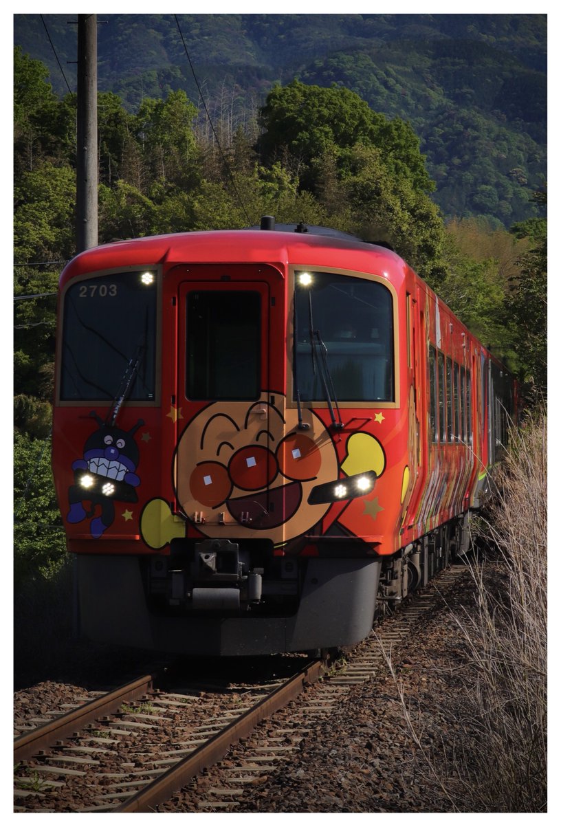 HAM_DC2000's tweet photo. 05/04(日)
JR土讃線 黒川駅 15:40 通過
特急『南風』18号 48D 岡山行き
四コチ 2700系 5B
( 2703+2710+2701+2751+2803 )
横の草に隠れてわかりにくいですが、岡山側2700形3重連!
本当は財田カーブで撮りたかったですが、道中、坂に苦戦し間に合いませんでした…
#2700系を記録しよう
#48D https://t.co/hM2JpMQ1g4