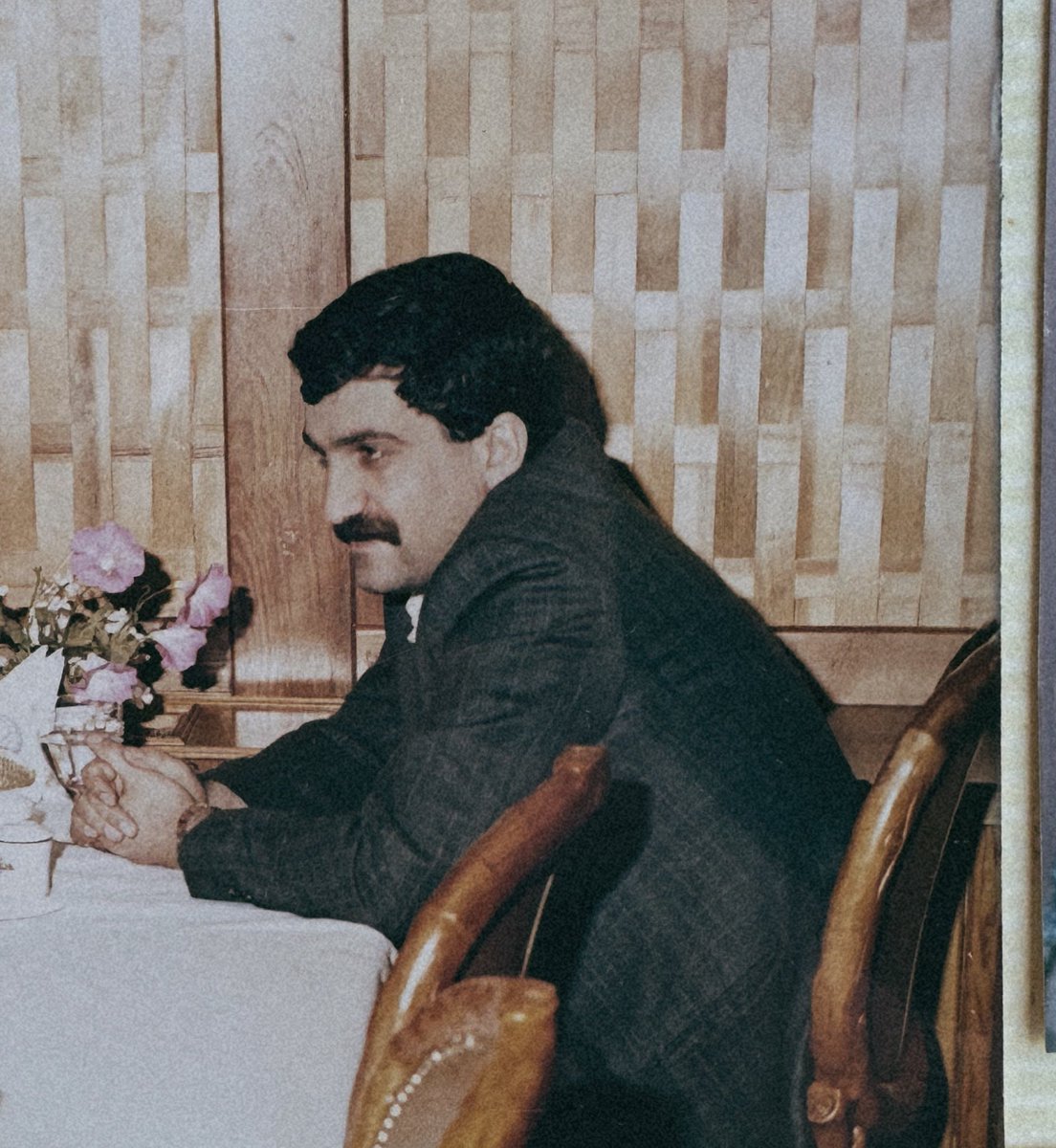 Sen gideli ben doğalı otuz bir yıl oldu bugün.
Geçen ay ilk kez sana ait fotoğraf albümüne daha yakından baktım. Ne kadar garip değil mi? Seni daha önce hiç merak etmemişim diye düşünür bunu duyan biri. Her sene 3 Haziran’da gördüğüm, Cumartesi Anneleri’nde elimde tuttuğum,