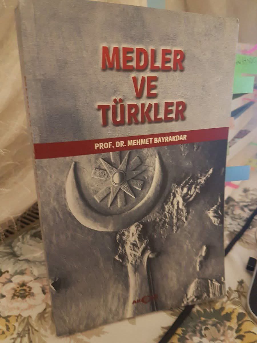 Tanrım kimseyi bu kadar kimliksiz etmesin.
Okuyunuz!

Son yıllarda kürtleri MED Uygarlığı sizindir diye kandırıyorlar. Onlarda bu yalanlara hemen inanıyor. MED tarihini araştırmıyorlar, araştırmış olsalar, Hunlarla karşılaşacaklar. MED'ler Hun-Türkler'dir.