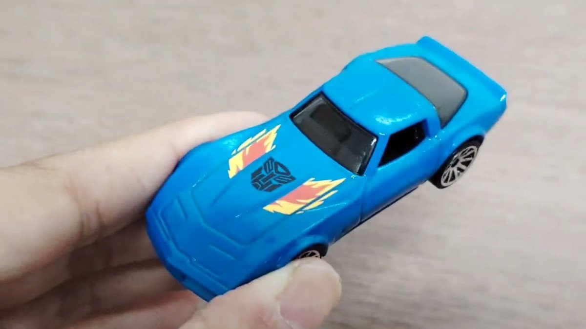 TFormers's tweet photo. Hot Wheels X #Transformers Color Shifters Tracks In-Hand Images & Video Review: See more at https://t.co/Ifdvg9mseR https://t.co/Ifdvg9mseR - Read More #HotWheels #Transformers #ColorShifters #ToyReview #InHandImages https://t.co/1s2wwXLfok