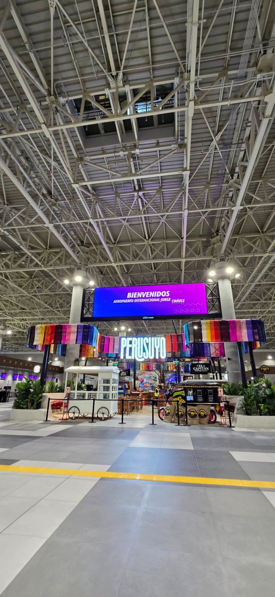 Es un mall? no
un supermercado? no
un techo industrial? no
Es el "nuevo" aeropuerto Jorge Chávez, supuestamente la primera cara bonita que verán los turistas de la capital
Con la improvisación nada, pero nada puede salir bien
no podemos ni logística de suministrar combustible