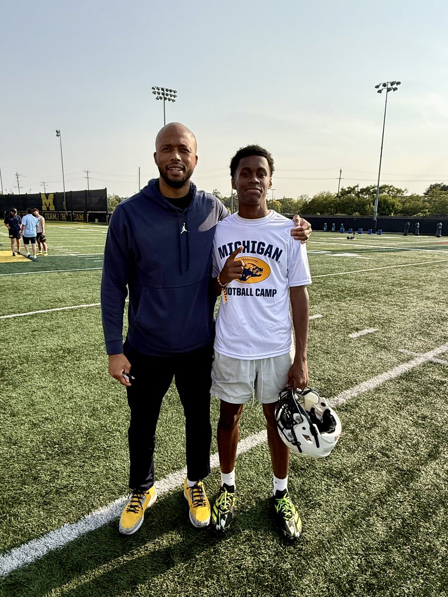 blair_h_jones's tweet image. Had a great camp session at @UMichFootball today! Nice seeing you again, @CoachLMorgan! Looking forward to coming back for a game day visit this fall!
@SalineFootball @CoachShort_ @Brown_SHS @RisingStars6 @Coach_Sinagoga @JackTurnerFB @RichardPerryUM @Lionel_Stokes @smsbacademy