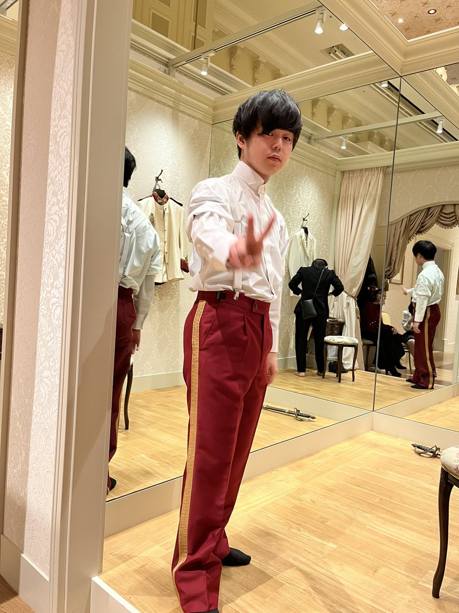 FTW0503DAH's tweet photo. 僕「何しとる？なんでそんな顔固いの？🤣
けけ「こんな素敵な場所で、格式ばった衣装着るの緊張するなあって

僕「サスペンダー久しぶりに見た！
園児みたい🤣可愛い🤣笑

#けけまりFTW2553 https://t.co/uR9lalrPIz