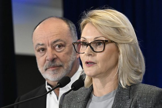 MoreauAgathe3's tweet image. Tiens la criss de Shirley
Qui devait réaliser de grande chose en santé...
Ben c'est ça...elle s'achète des tomates
J'aimerais mieux lui en lancer
Elle, Dubé et Top Gun Santé
La vérité : ils ont ÉCHOUÉ
Personne n'est surpris
Ils méritent trois 10 roues de fumier