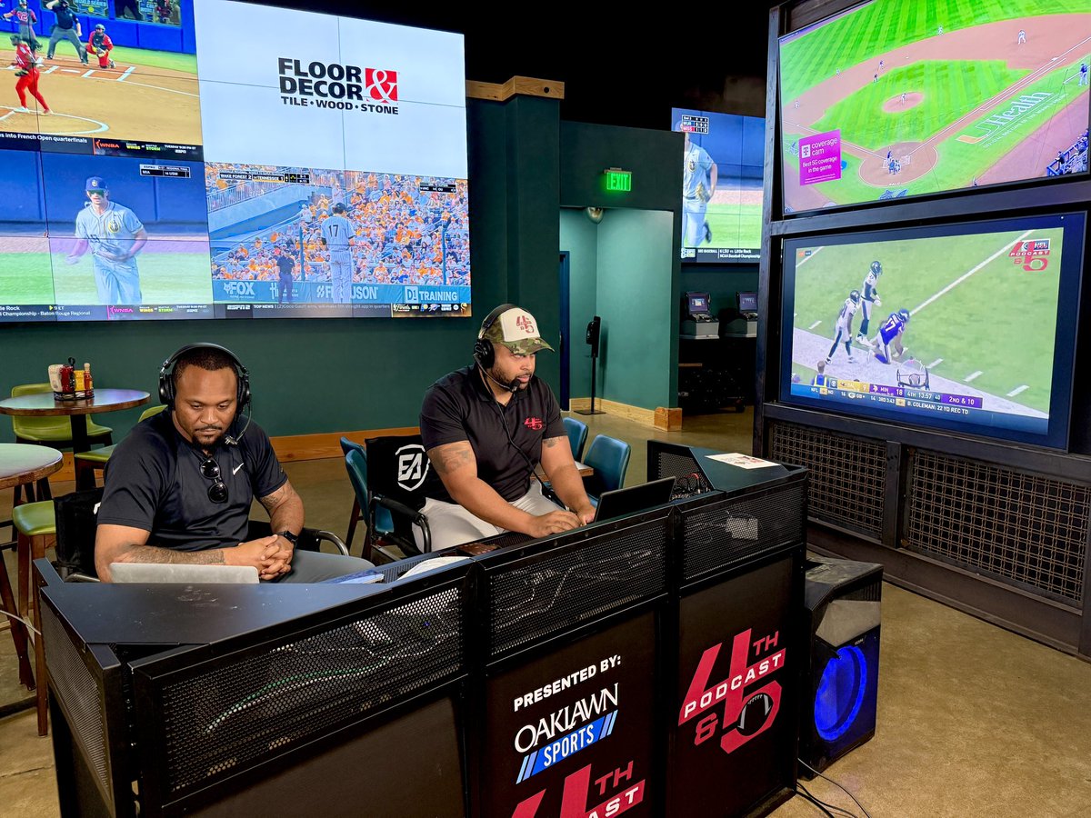 🔥 What a night at The Mainline! 🔥
4th &amp; 5th’s DJ Williams sat down with Razorback legend Jarius Wright to talk glory days, life after the Hogs, and everything in between.
🎤 Live interview
✍️ Autographs &amp; meet-and-greet
🍗 Food, fun, and Jackbox games with prizes!
🏈 Special