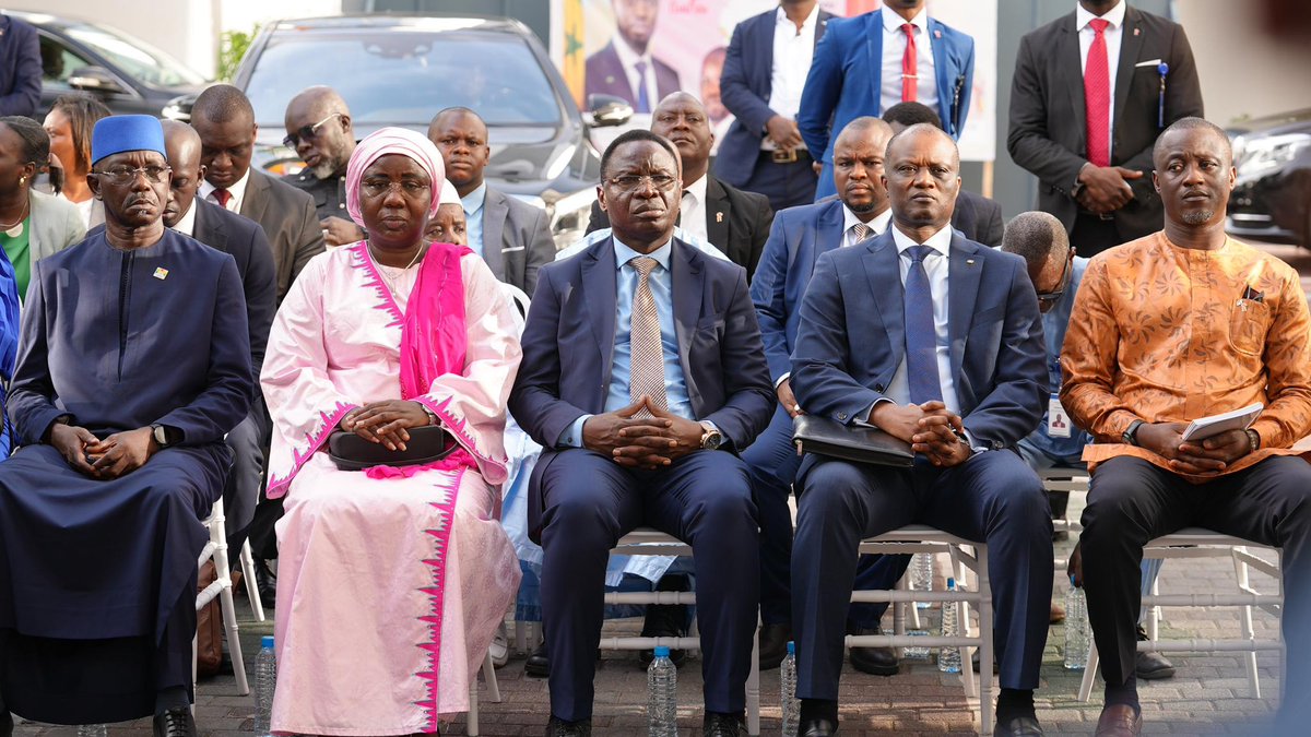 #Conakry Le Premier ministre, Ousmane Sonko, a terminé sa visite en République de Guinée par un point de presse conjoint avec son homologue, Amadou Oury Bah, à l’issue d’une séance de travail. Il a salué les relations fraternelles entre les deux pays, mettant en avant la solidité