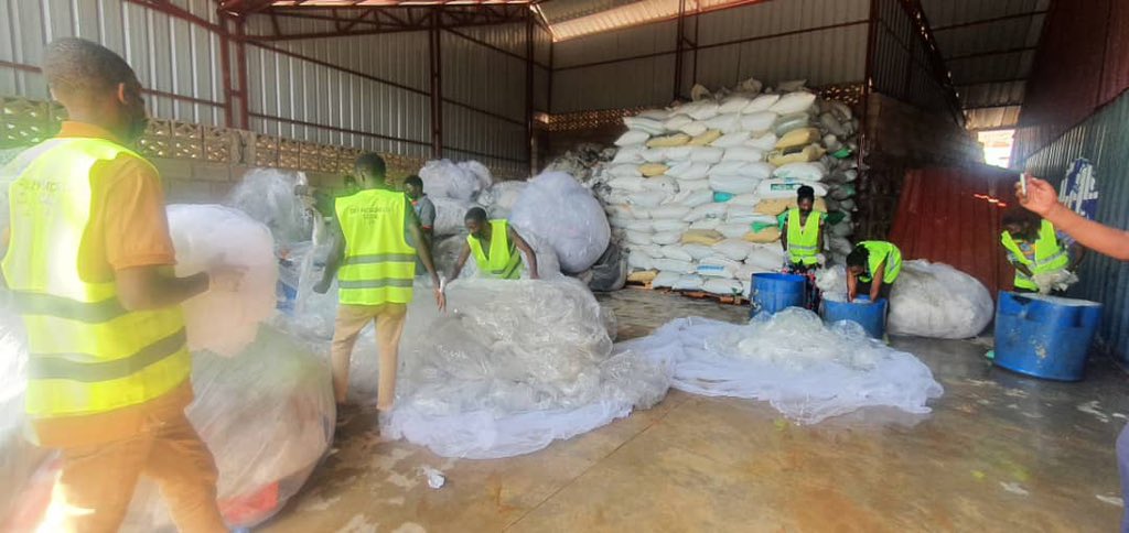 ubonabagenda's tweet photo. #ENDPLASTICS
Ikigo cy'Igihugu gishinzwe kurengera Ibidukikije REMA @REMA_Rwanda kirashimira abafatanyabikorwa bose bashyigikiye urugendo rw’u Rwanda mu myaka 20 yo kurwanya ikwirakwizwa ry'umwanda wa Pulasitike. Ibi byagiriye akamaro kanini ibidukikije ndetse n’ubuzima rusange.
Mu Rwanda, inganda nyinshi zirimo gutunganya Pulasitike mu buryo bwo kuzibyaza umusaruro , mu bicuruzwa bifite agaciro nk'imitako, n'ibindi.
Ibi byagaragaye mu ruzinduko rw’itangazamakuru mu nganda zinyuranye zitunganya ibicuruzwa, rwateguwe na REMA mbere yo kwizihiza umunsi mpuzamahanga w’ibidukikije ku ya 5 Kamena 2025.