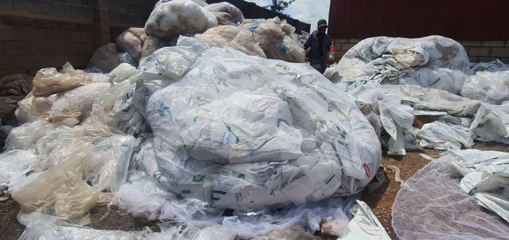 ubonabagenda's tweet photo. #ENDPLASTICS
Ikigo cy'Igihugu gishinzwe kurengera Ibidukikije REMA @REMA_Rwanda kirashimira abafatanyabikorwa bose bashyigikiye urugendo rw’u Rwanda mu myaka 20 yo kurwanya ikwirakwizwa ry'umwanda wa Pulasitike. Ibi byagiriye akamaro kanini ibidukikije ndetse n’ubuzima rusange.
Mu Rwanda, inganda nyinshi zirimo gutunganya Pulasitike mu buryo bwo kuzibyaza umusaruro , mu bicuruzwa bifite agaciro nk'imitako, n'ibindi.
Ibi byagaragaye mu ruzinduko rw’itangazamakuru mu nganda zinyuranye zitunganya ibicuruzwa, rwateguwe na REMA mbere yo kwizihiza umunsi mpuzamahanga w’ibidukikije ku ya 5 Kamena 2025.