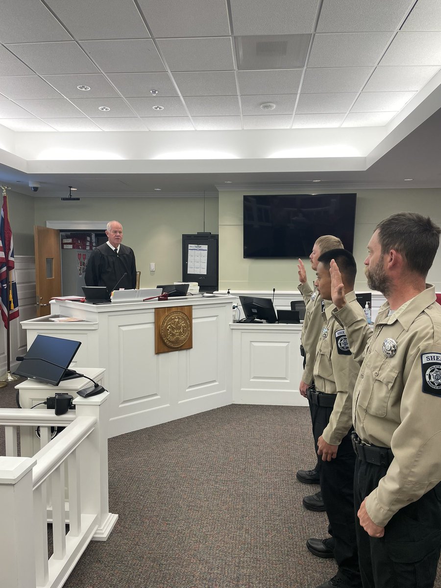 SheriffSublette's tweet photo. 6/2/25

This morning we swore in our three newest Detention Deputies. Deputy Leo Labrador, Deputy Zack Winer and Deputy Cody Denison joined our team. 

They begin training right away, welcome to the team!

#SCSO https://t.co/aFbfkMHVqP