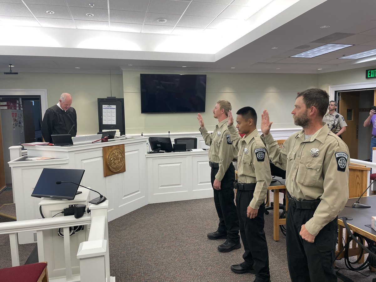 SheriffSublette's tweet photo. 6/2/25

This morning we swore in our three newest Detention Deputies. Deputy Leo Labrador, Deputy Zack Winer and Deputy Cody Denison joined our team. 

They begin training right away, welcome to the team!

#SCSO https://t.co/aFbfkMHVqP