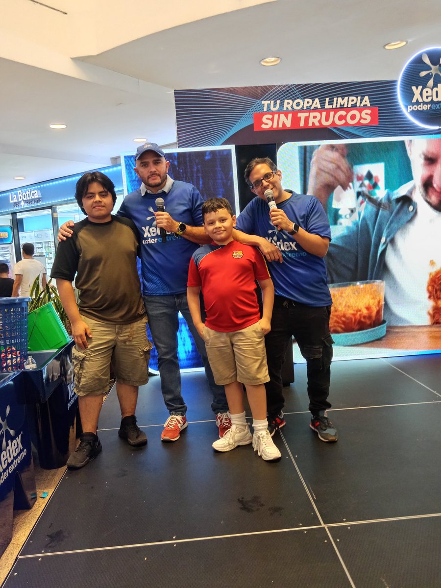 cindysoto142802's tweet photo. Mis bellos hijos con los líderes del dial @fervarelahn @ca_acosta @luislarahn no me regaño ni una bolsa de Ace Carlos q bárbaro https://t.co/di3rMtrpUx
