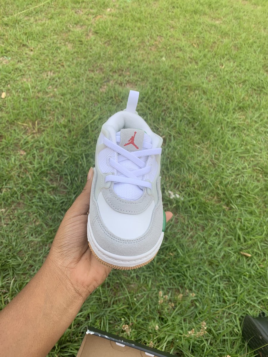 preonna19's tweet photo. Jordan 4 rm for sale $65 kids 8c 
Hml if you want them💯 https://t.co/3hBp2PHl8p