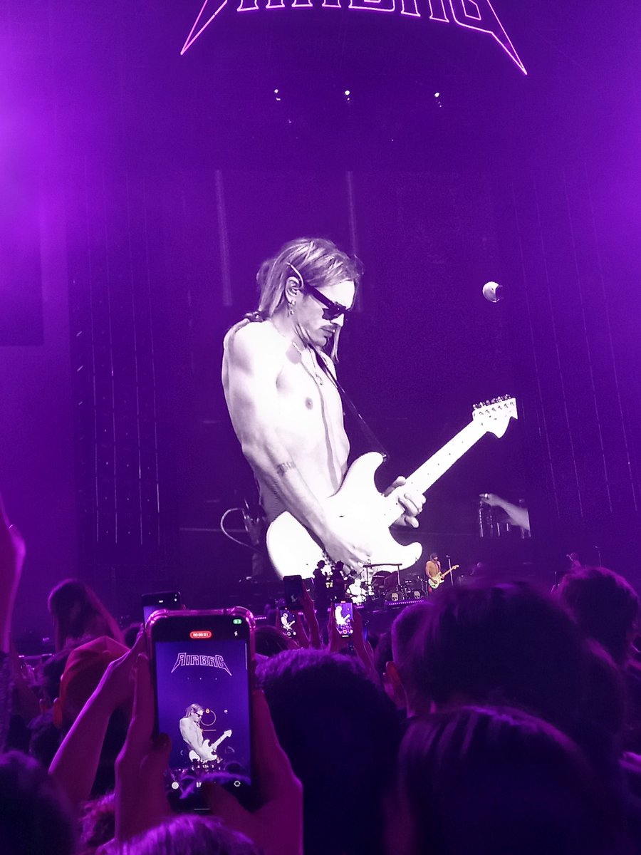 AvrilFitti's tweet photo. Viajé mucho más que una hora para verlos hacer historia en el monumental 🏟🔥 
SIMPLEMENTE GRACIAS!!! 
Me hicieron pasar el mejor cumpleaños de mi vida 🤗
@AIRBAGoficial @GuidoAIRBAG @GastonSardelli https://t.co/pIP9dO3HUU
