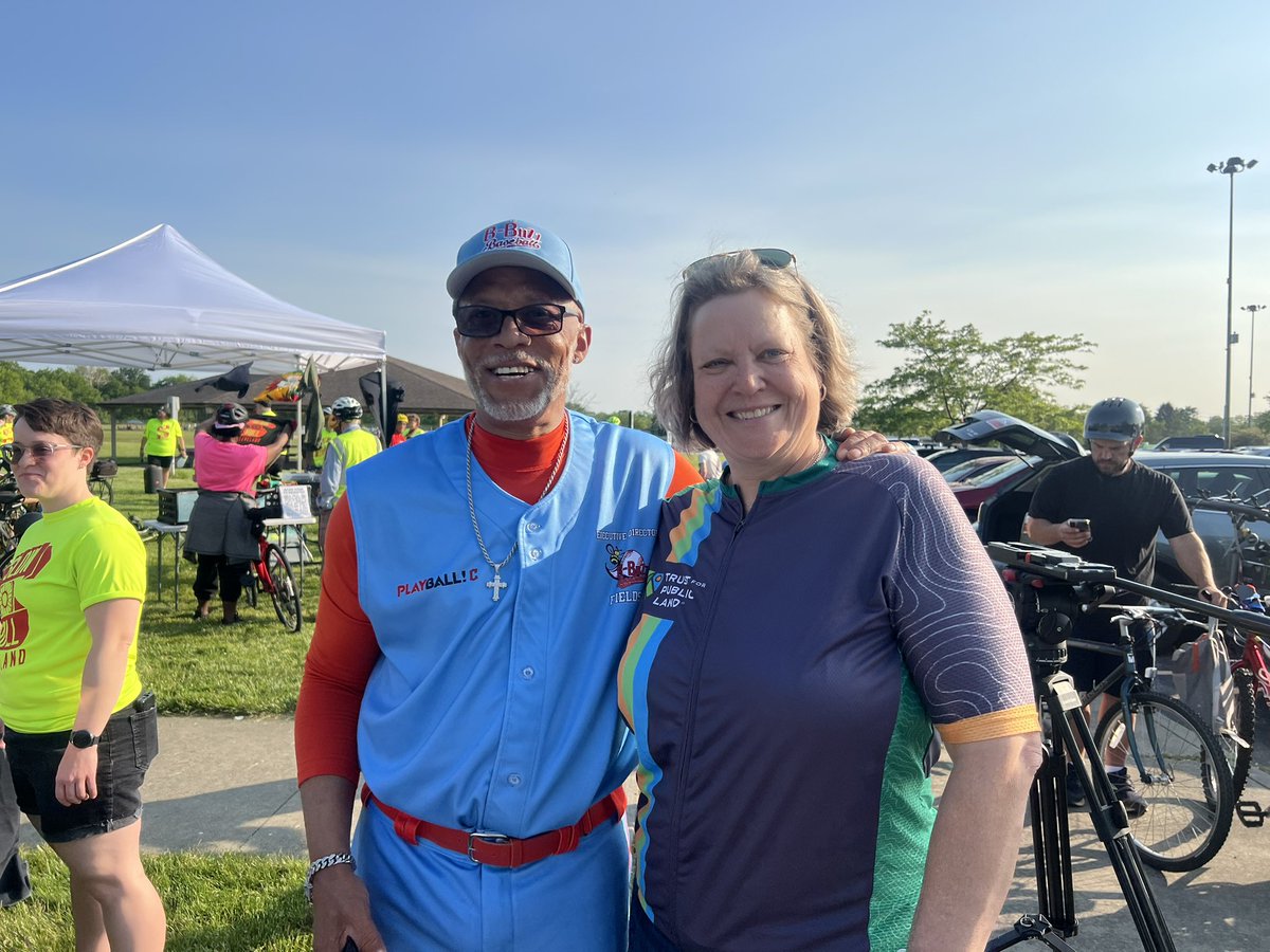 syattCLE's tweet photo. SlooooooooooowRollCleveland! 🚴🏾‍♀️@ShontelMBrown @tpl_org @CityofCleveland @SlowRollCLE out here kicking off slow roll from THE best park in CLE! KerruishPark! #Community #Greenspace #Joy #LeeSeville #Bbuzz ⚾️ https://t.co/7j9SsLZRmo