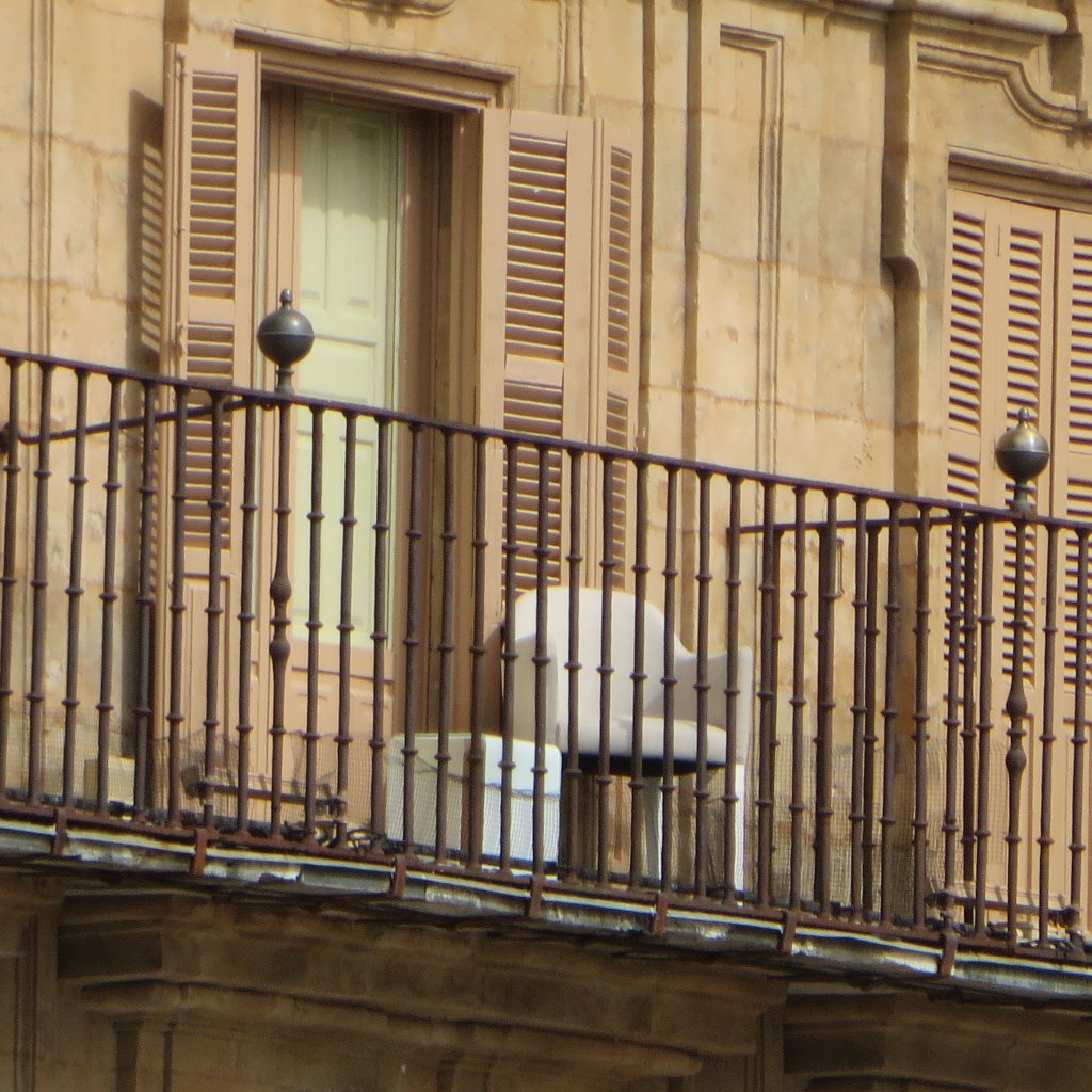 Eligiendo mobiliario para los balcones de la Plaza Mayor.