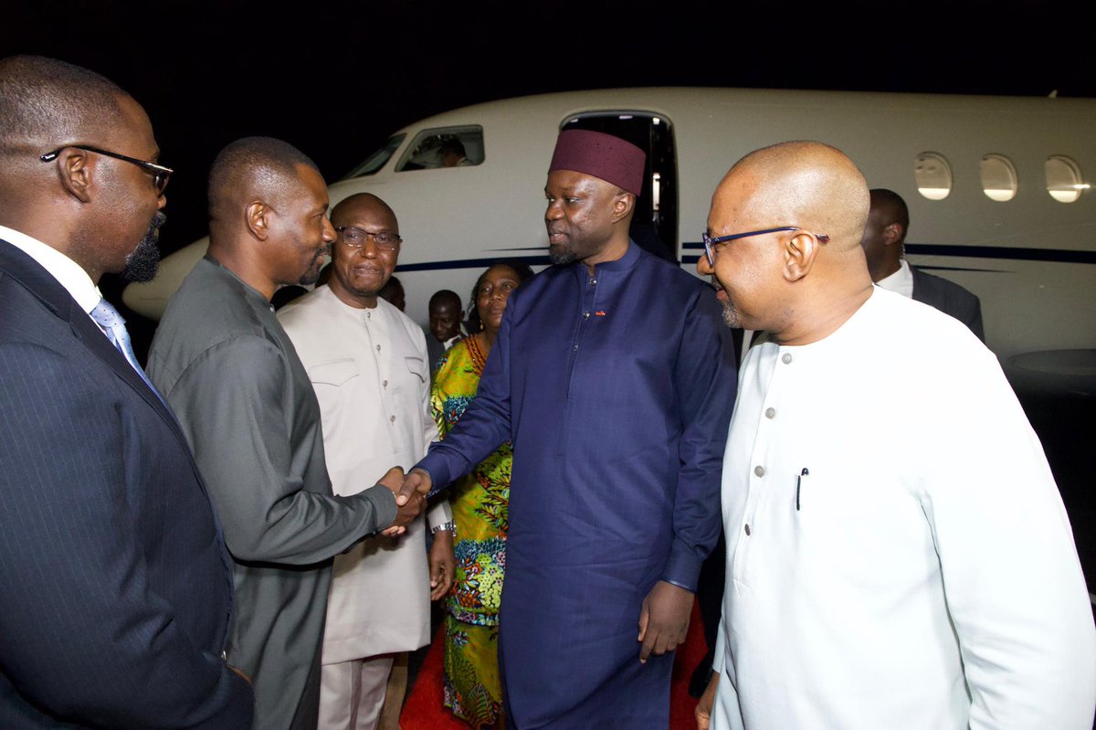 #Freetown Dans le cadre de sa tournée panafricaine, le Premier Ministre Ousmane SONKO est arrivé ce lundi à Freetown, capitale de la Sierra Leone.
Il a été accueilli, à son arrivée, par le Vice-Président Mouhamed Jouldé JALLOW.
Un dîner de bienvenue a été offert en son honneur