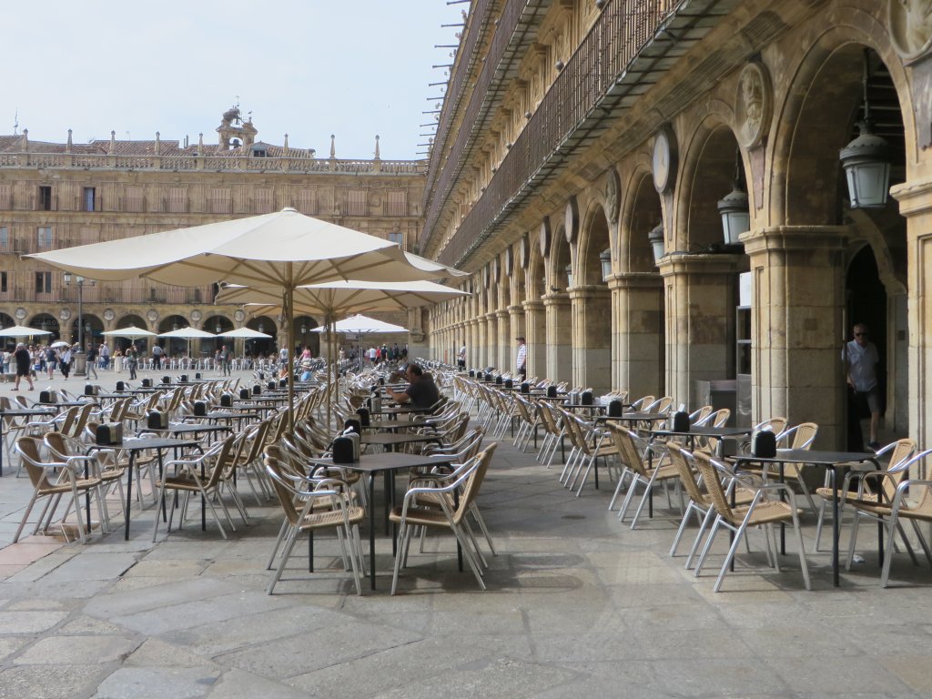 ¿En qué momento las mesas perdieron sus manteles?