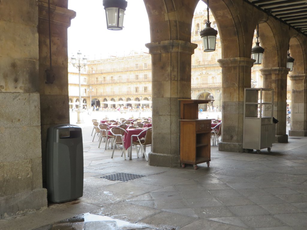 Papelera de catálogo y variados muebles sin uso que reducen el ancho de los soportales. Mucho sinsentido.