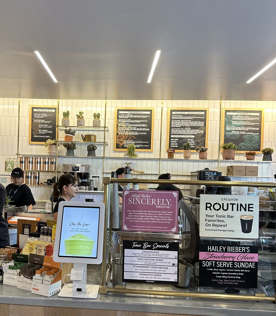 guk1023mochi27's tweet image. 【もちまる旅日記🇺🇸編】

たくさん歩いたので、EREWHON1号店で有名な、ハイリービーバーさんブレンドの『🍓スムージー』を飲もうかと思ったけど約¥3000にひよりました😅

息子のアイス🍨約¥2000は買ってあげるという…オンマよ😅

#LosAngeles
#venicebeach